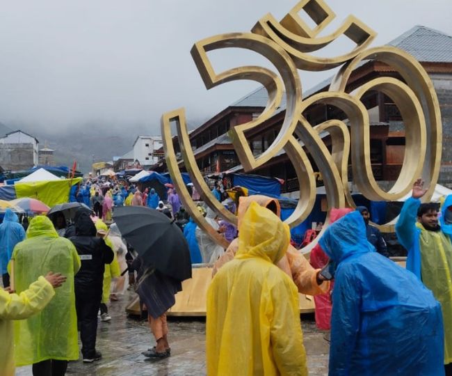 बारिश और कड़ाके की ठंड से केदारनाथ यात्रा प्रभावित, 5 हजार से अधिक हेलीकॉप्टर टिकट रद्द