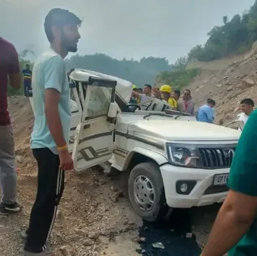 कोटद्वार-पौड़ी हाईवे पर हादसा, सड़क चौड़ीकरण के दौरान बोल्डर गिरने से बोलेरो दब गई, एक की मौत