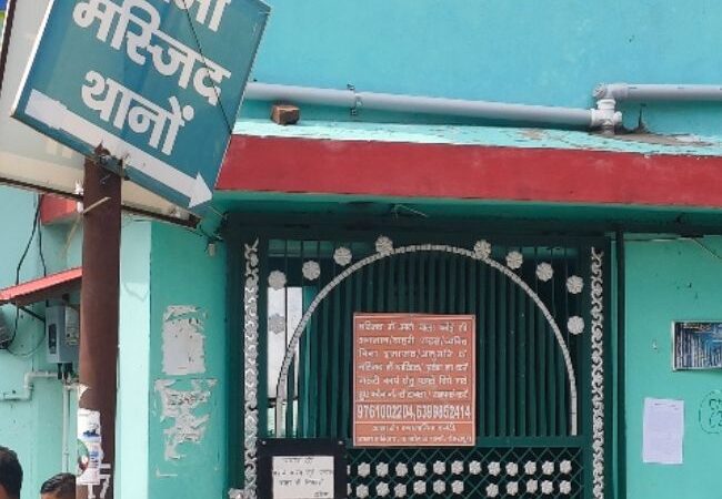 थानो क्षेत्र में अवैध निर्माण के आरोप वाली जामा मस्जिद सील, सुरक्षा के बीच हुई कार्रवाई