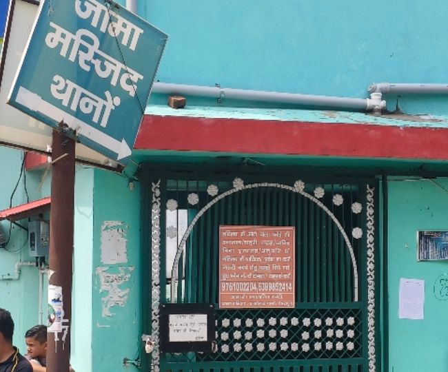 थानो क्षेत्र में अवैध निर्माण के आरोप वाली जामा मस्जिद सील, सुरक्षा के बीच हुई कार्रवाई