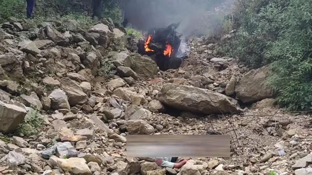 नई टाटा पंच खाई में गिरकर बनी आग का गोला, दो चचेरे भाइयों की जिंदा जलकर मौत
