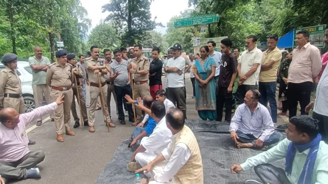 अल्मोड़ा में बाघ के बढ़ते हमलों पर फूटा लोगों का गुस्सा, राष्ट्रीय राजमार्ग पर प्रदर्शन कर स्थायी समाधान की मांग