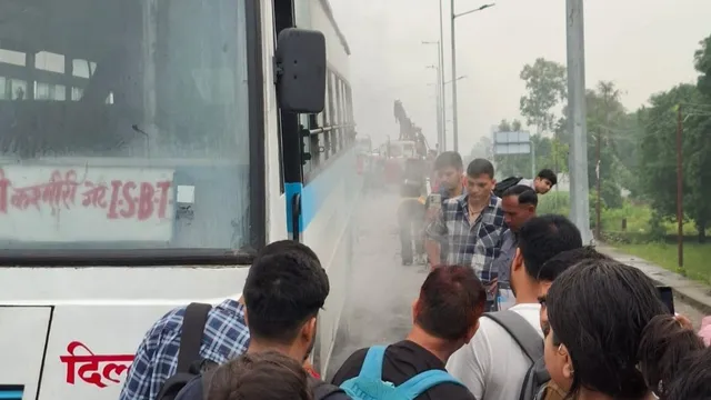 देहरादून-दिल्ली एक्सप्रेसवे पर रोडवेज बस के टायर में लगी आग, यात्रियों को सुरक्षित उतारा