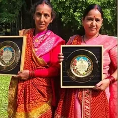 बागेश्वर में दरांती से तेंदुए का सामना करने वाली दो महिलाओं का सम्मान, मुख्यमंत्री धामी ने किया सम्मानित
