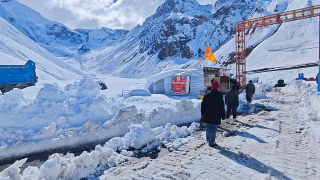 पिथौरागढ़ में आदि कैलाश मार्ग पर बर्फ हटाने का काम जारी, लिपुलेख में 8 से 10 फीट बर्फ